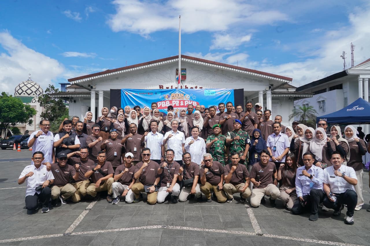 Foto bersama Ketua DPRD Kota Bogor dalam kegiatan Ketua DPRD Kota Bogor, Adityawarman saat membayar pajak  pembukaan kegiatan Pekan Panutan Pembayaran Pajak Bumi dan Bangunan Perdesaan dan Perkotaan (PBB-P2) serta Pajak Kendaraan Bermotor (PKB) Tahun 2026, fOTO/setwan DPRD Kota Bogor