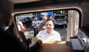 Ketua DPRD Kota Bogor, Adityawarman saat membayar pajak pembukaan kegiatan Pekan Panutan Pembayaran Pajak Bumi dan Bangunan Perdesaan dan Perkotaan (PBB-P2) serta Pajak Kendaraan Bermotor (PKB) Tahun 2026, fOTO/setwan DPRD Kota Bogor Ketua DPRD Kota Bogor, Adityawarman saat membayar pajak pembukaan kegiatan Pekan Panutan Pembayaran Pajak Bumi dan Bangunan Perdesaan dan Perkotaan (PBB-P2) serta Pajak Kendaraan Bermotor (PKB) Tahun 2026, fOTO/setwan DPRD Kota Bogor