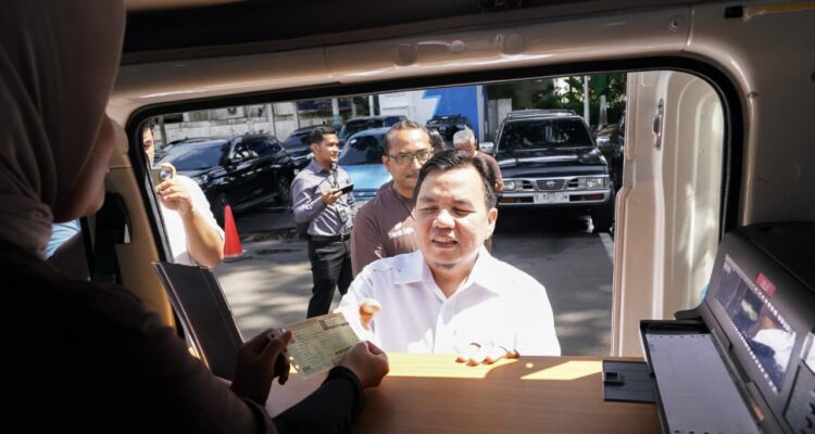 Ketua DPRD Kota Bogor, Adityawarman saat membayar pajak pembukaan kegiatan Pekan Panutan Pembayaran Pajak Bumi dan Bangunan Perdesaan dan Perkotaan (PBB-P2) serta Pajak Kendaraan Bermotor (PKB) Tahun 2026, fOTO/setwan DPRD Kota Bogor