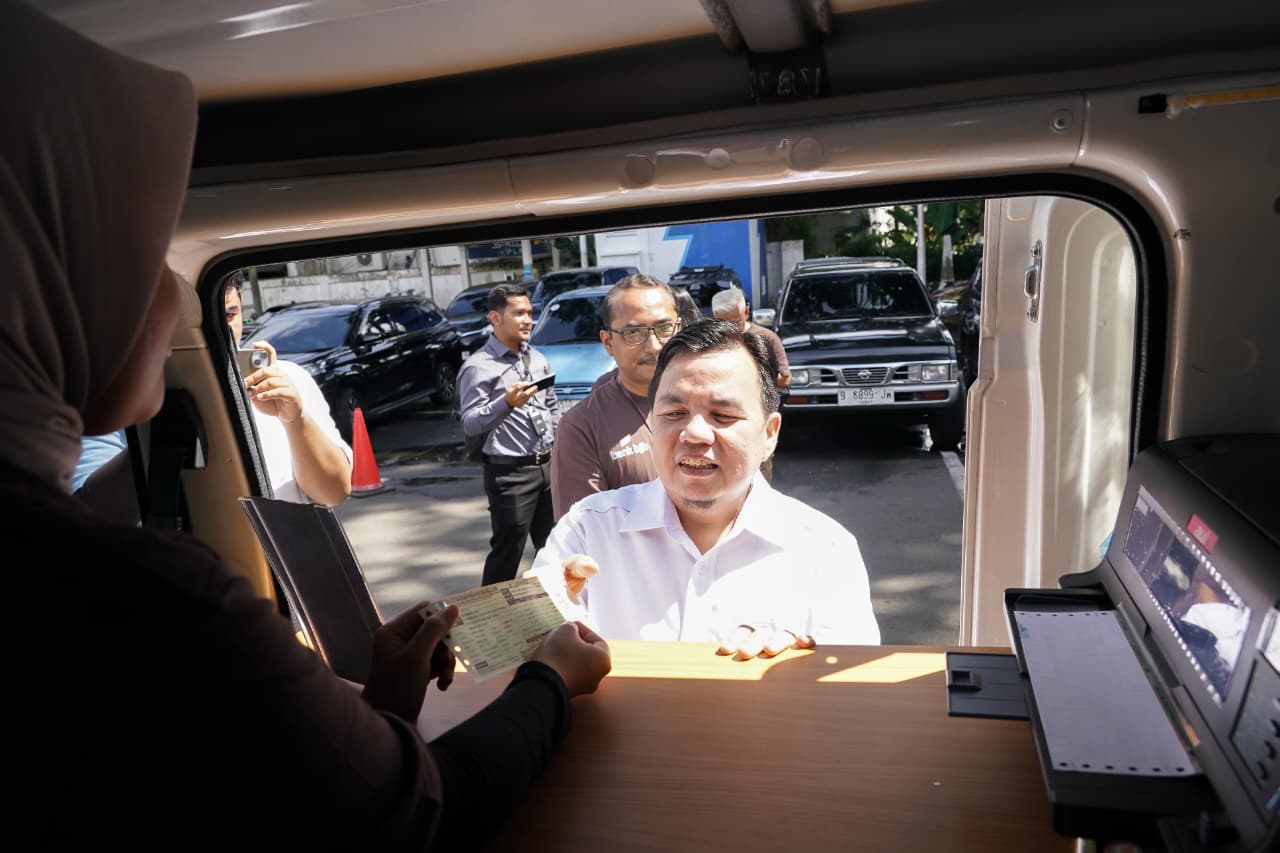 Ketua DPRD Kota Bogor, Adityawarman saat membayar pajak pembukaan kegiatan Pekan Panutan Pembayaran Pajak Bumi dan Bangunan Perdesaan dan Perkotaan (PBB-P2) serta Pajak Kendaraan Bermotor (PKB) Tahun 2026, fOTO/setwan DPRD Kota Bogor