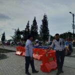 Amgota Dishub Kabupaten Bogor saat memasang barier disepanjang Masjid Wathon, Foto/Isitimewa