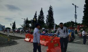 Amgota Dishub Kabupaten Bogor saat memasang barier disepanjang Masjid Wathon, Foto/Isitimewa Amgota Dishub Kabupaten Bogor saat memasang barier disepanjang Masjid Wathon, Foto/Isitimewa