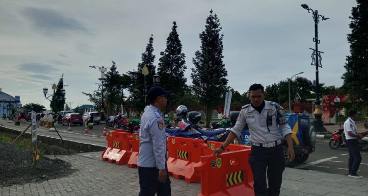 Amgota Dishub Kabupaten Bogor saat memasang barier disepanjang Masjid Wathon, Foto/Isitimewa