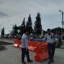 Amgota Dishub Kabupaten Bogor saat memasang barier disepanjang Masjid Wathon, Foto/Isitimewa