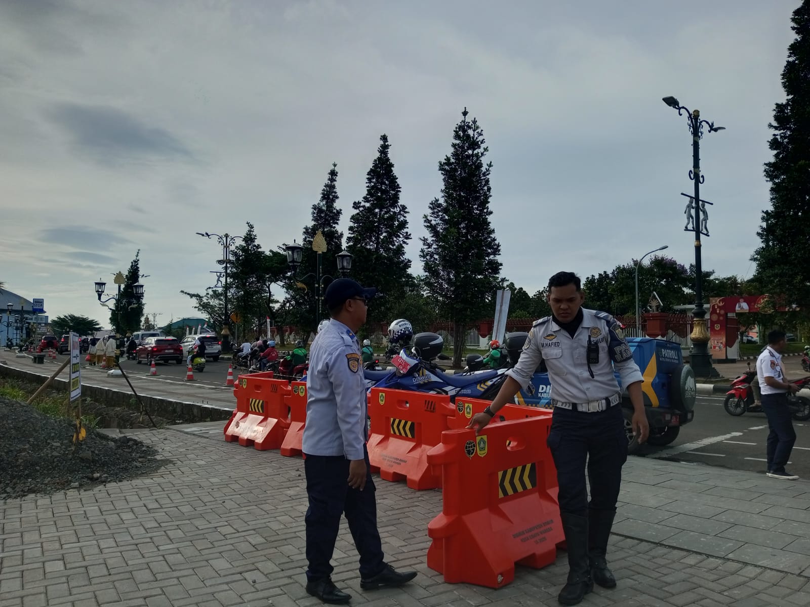 Amgota Dishub Kabupaten Bogor saat memasang barier disepanjang Masjid Wathon, Foto/Isitimewa Amgota Dishub Kabupaten Bogor saat memasang barier disepanjang Masjid Wathon, Foto/Isitimewa