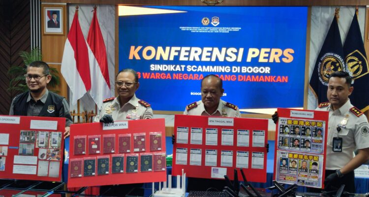 Imigrasi Bogor saat melaksanakan konferensi per pengungkapan 13 WNA asal jepang yang melakukan penipuan secara daring, Foto/Istimewa