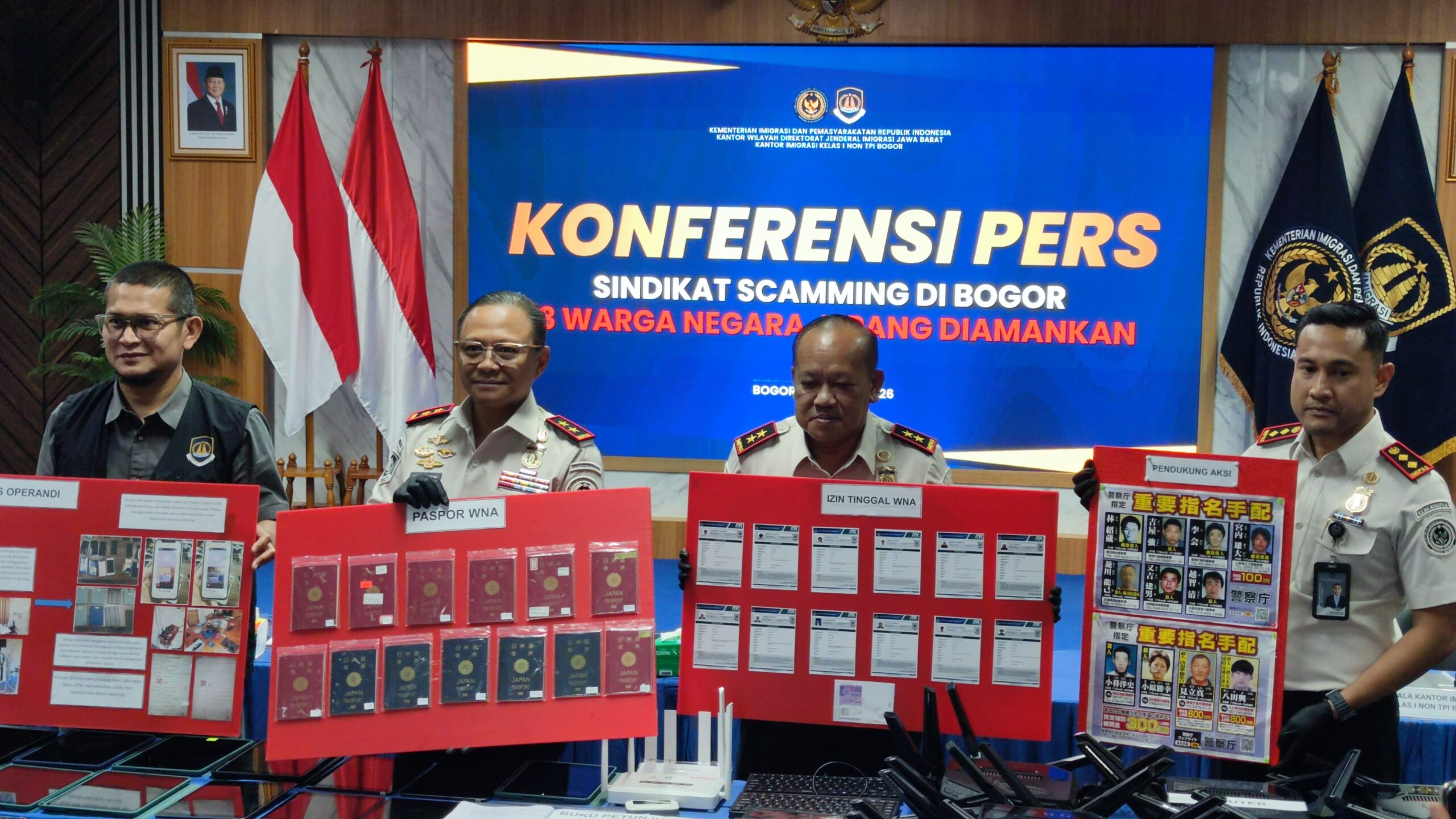 Imigrasi Bogor saat melaksanakan konferensi per pengungkapan 13 WNA asal jepang yang melakukan penipuan secara daring, Foto/Istimewa Imigrasi Bogor saat melaksanakan konferensi per pengungkapan 13 WNA asal jepang yang melakukan penipuan secara daring, Foto/Istimewa