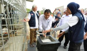 Pusat Krisis Kesehatan Kementerian Kesehatan RI dan pemerintah daerah, program ini menghadirkan 35 titik sumur dalam (deep well) serta 7 unit instalasi water treatment. Dukungan tersebut menjangkau 7 RSUD dan 29 puskesmas/pustu di sejumlah wilayah seperti Aceh Timur, Aceh Utara, Aceh Tamiang, hingga Tapanuli Tengah.