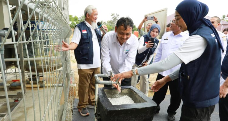 Pusat Krisis Kesehatan Kementerian Kesehatan RI dan pemerintah daerah, program ini menghadirkan 35 titik sumur dalam (deep well) serta 7 unit instalasi water treatment. Dukungan tersebut menjangkau 7 RSUD dan 29 puskesmas/pustu di sejumlah wilayah seperti Aceh Timur, Aceh Utara, Aceh Tamiang, hingga Tapanuli Tengah.