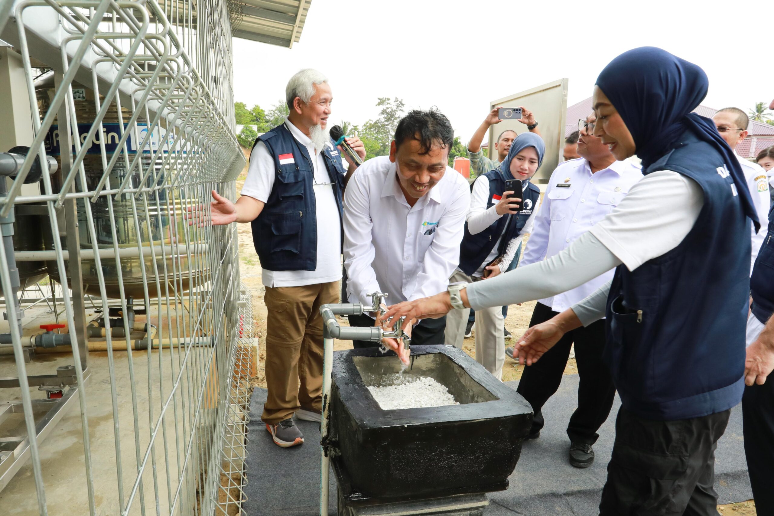 Pusat Krisis Kesehatan Kementerian Kesehatan RI dan pemerintah daerah, program ini menghadirkan 35 titik sumur dalam (deep well) serta 7 unit instalasi water treatment. Dukungan tersebut menjangkau 7 RSUD dan 29 puskesmas/pustu di sejumlah wilayah seperti Aceh Timur, Aceh Utara, Aceh Tamiang, hingga Tapanuli Tengah.