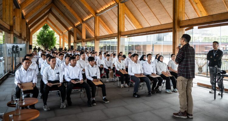 EIGER Adventure Land mempertegas komitmen pemberdayaan masyarakat dengan menggelar rekrutmen massal yang diikuti lebih dari 600 warga Kecamatan Megamendung, Foto/Istimewa