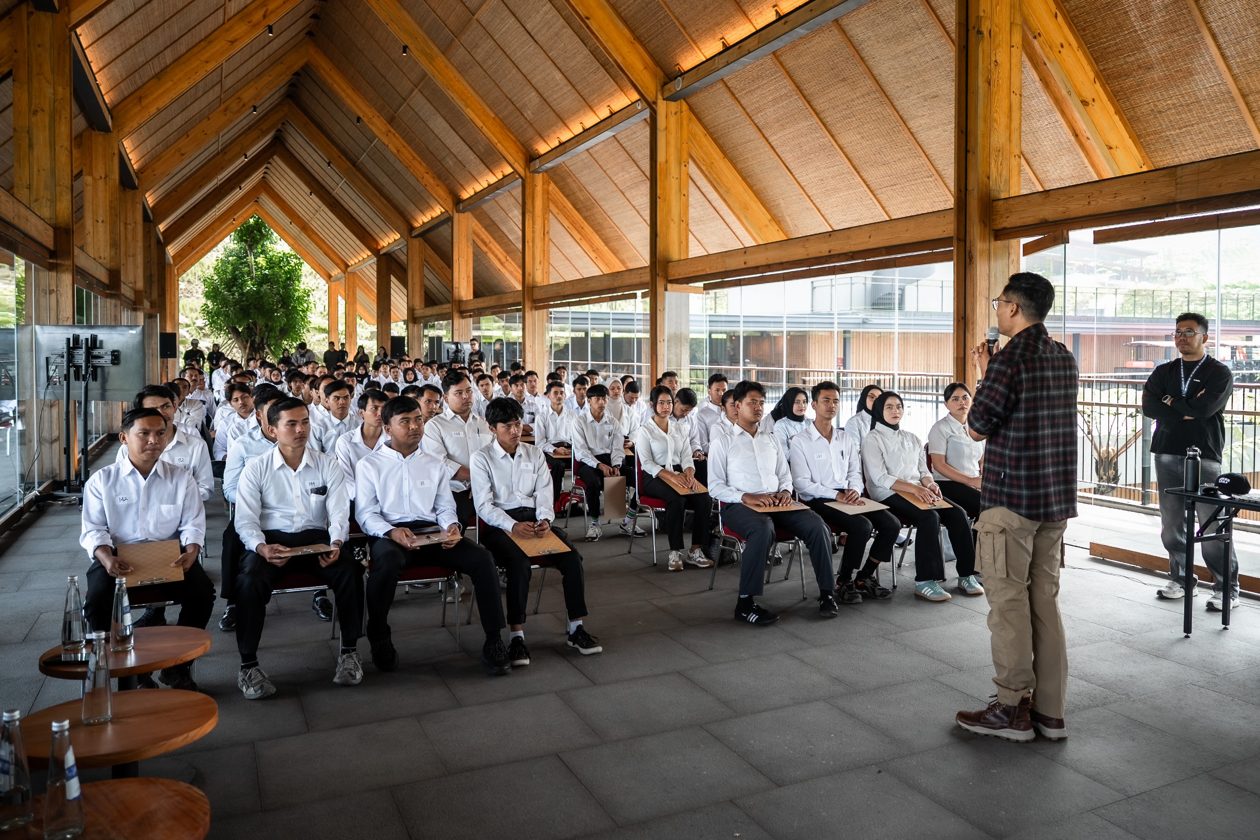 EIGER Adventure Land mempertegas komitmen pemberdayaan masyarakat dengan menggelar rekrutmen massal yang diikuti lebih dari 600 warga Kecamatan Megamendung, Foto/Istimewa