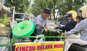 Mr. Nanang, seorang penjual es cincau asak Bogor, Foto/Adi Wirman