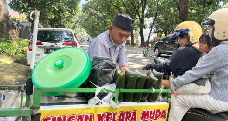 Mr. Nanang, seorang penjual es cincau asak Bogor, Foto/Adi Wirman