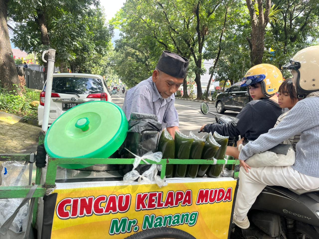 Mr. Nanang, seorang penjual es cincau asak Bogor, Foto/Adi Wirman Mr. Nanang, seorang penjual es cincau asak Bogor, Foto/Adi Wirman
