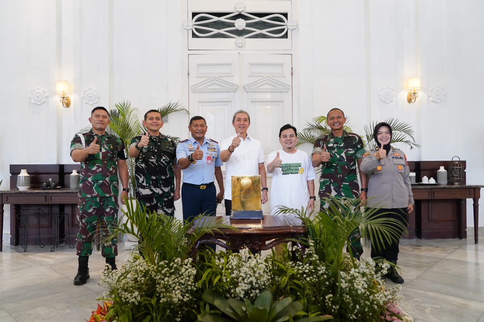 Ketua DPRD Kota Bogor, Dr. Adityawarman Adil, menghadiri langsung prosesi penyambutan penghargaan dari Menteri Lingkungan Hidup RI berupa Sertifikat Menuju Kota Bersih Tahun 2026 yang berlangsung di Plaza Balaikota Bogor, Rabu25 Februari 2026., Setwan DPRD Kota Bogor