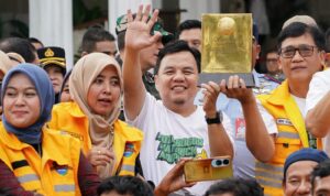 Ketua DPRD Kota Bogor, Dr. Adityawarman Adil, menghadiri langsung prosesi penyambutan penghargaan dari Menteri Lingkungan Hidup RI berupa Sertifikat Menuju Kota Bersih Tahun 2026 yang berlangsung di Plaza Balaikota Bogor, Rabu25 Februari 2026., Setwan DPRD Kota Bogor