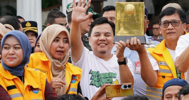 Ketua DPRD Kota Bogor, Dr. Adityawarman Adil, menghadiri langsung prosesi penyambutan penghargaan dari Menteri Lingkungan Hidup RI berupa Sertifikat Menuju Kota Bersih Tahun 2026 yang berlangsung di Plaza Balaikota Bogor, Rabu25 Februari 2026., Setwan DPRD Kota Bogor