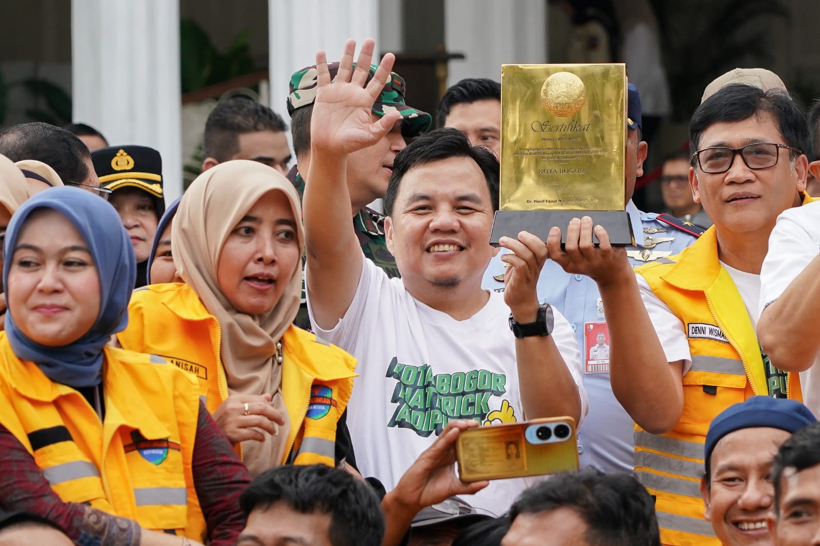 Ketua DPRD Kota Bogor, Dr. Adityawarman Adil, menghadiri langsung prosesi penyambutan penghargaan dari Menteri Lingkungan Hidup RI berupa Sertifikat Menuju Kota Bersih Tahun 2026 yang berlangsung di Plaza Balaikota Bogor, Rabu25 Februari 2026., Setwan DPRD Kota Bogor