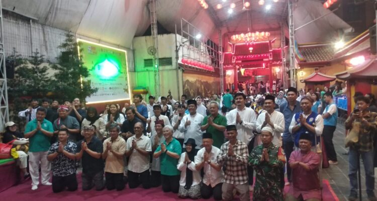 Vihara Dhanagun bekerja sama dengan PGB (Persatuan Gerak Badan) Peduli Bangau Putih menggelar aksi sosial buka puasa bersama 200 penyandang disabilitas, Foto/Maya Melania