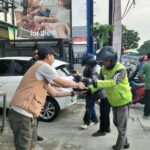 Eiger Store Margonda menggelar aksi sosial dengan membagikan ratusan paket takjil gratis kepada masyarakat yang melintas menjelang waktu berbuka puasa, Foto/Isitmewa