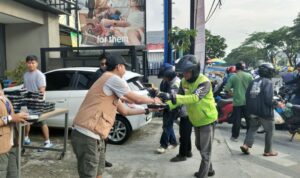 Eiger Store Margonda menggelar aksi sosial dengan membagikan ratusan paket takjil gratis kepada masyarakat yang melintas menjelang waktu berbuka puasa, Foto/Isitmewa