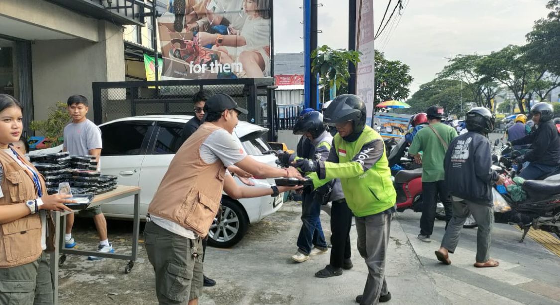 Eiger Store Margonda menggelar aksi sosial dengan membagikan ratusan paket takjil gratis kepada masyarakat yang melintas menjelang waktu berbuka puasa, Foto/Isitmewa