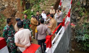 Ketua DPRD Kota Bogor, Dr. Adityawarman Adil, hadir dalam peresmian program 200 Jembatan Garuda di Kampung Pabuaran, Kebon Jahe, Kelurahan Mulyaharja, Kecamatan Bogor Selatan, Foto/Setwan DPRD Kota Bogor
