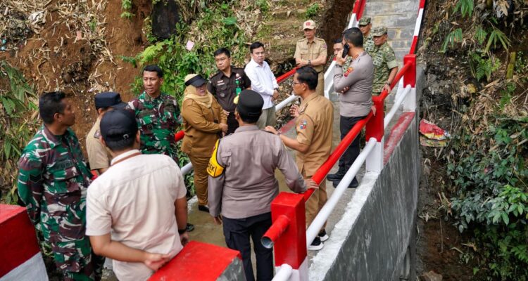 Ketua DPRD Kota Bogor, Dr. Adityawarman Adil, hadir dalam peresmian program 200 Jembatan Garuda di Kampung Pabuaran, Kebon Jahe, Kelurahan Mulyaharja, Kecamatan Bogor Selatan, Foto/Setwan DPRD Kota Bogor