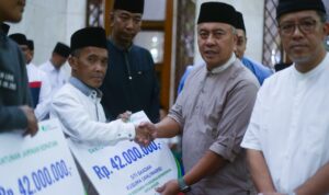 Sekda Kota Bogor Denny Mulyadi saat memberikan bantuan di Malam Nuzulul Quran di Baitur Rahman, Kota Bogor, Foto/.Diskominfo Kota Bogor