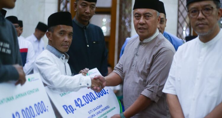 Sekda Kota Bogor Denny Mulyadi saat memberikan bantuan di Malam Nuzulul Quran di Baitur Rahman, Kota Bogor, Foto/.Diskominfo Kota Bogor