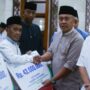 Sekda Kota Bogor Denny Mulyadi saat memberikan bantuan di Malam Nuzulul Quran di Baitur Rahman, Kota Bogor, Foto/.Diskominfo Kota Bogor
