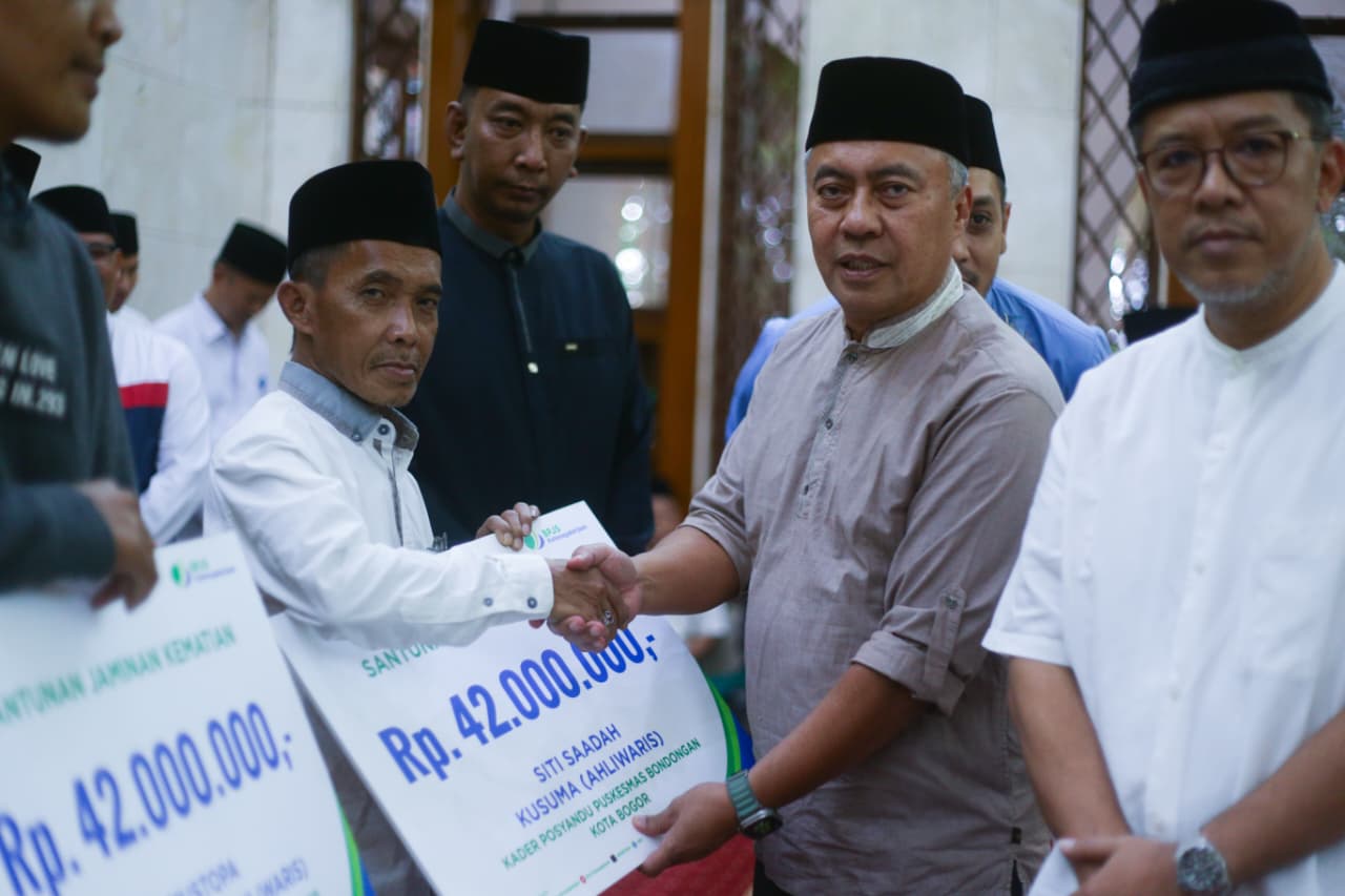 Sekda Kota Bogor Denny Mulyadi saat memberikan bantuan di Malam Nuzulul Quran di Baitur Rahman, Kota Bogor, Foto/.Diskominfo Kota Bogor