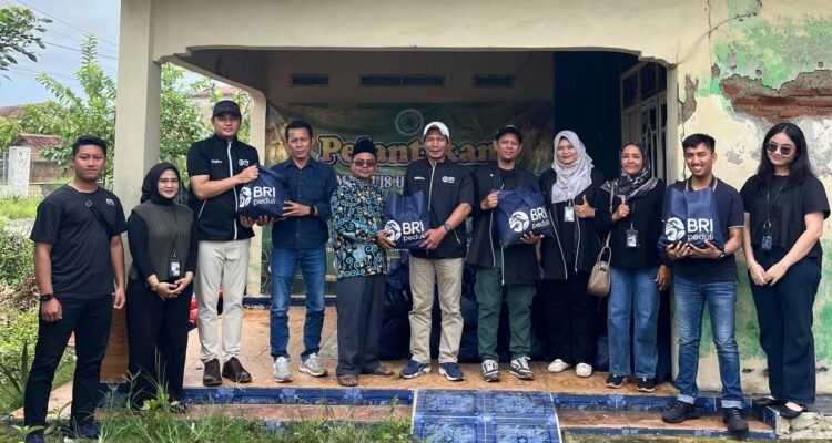 BRI BO Tambun membagikan paket sembako kepada warga korban banjir di daerah Cabangbungin, Foto/Isitmewa