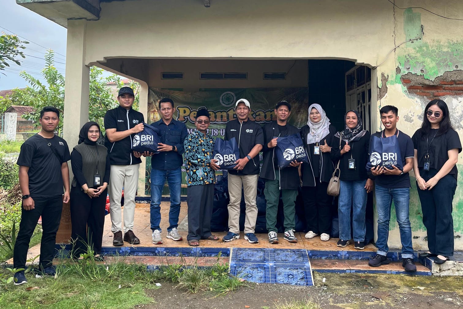 BRI BO Tambun membagikan paket sembako kepada warga korban banjir di daerah Cabangbungin, Foto/Isitmewa