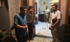 Wakil Ketua DPRD Kota Bogor, Zaenal Abidin saat turun langsung ke rumah warga yang terdampak banjir di Tanah Baru, Foto/Istimewa