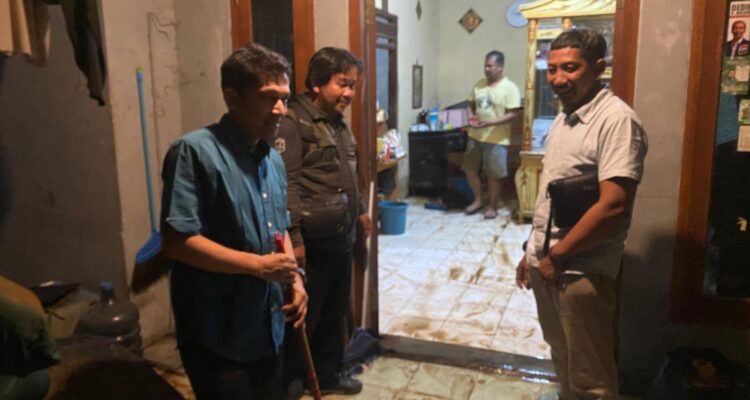 Wakil Ketua DPRD Kota Bogor, Zaenal Abidin saat turun langsung ke rumah warga yang terdampak banjir di Tanah Baru, Foto/Istimewa