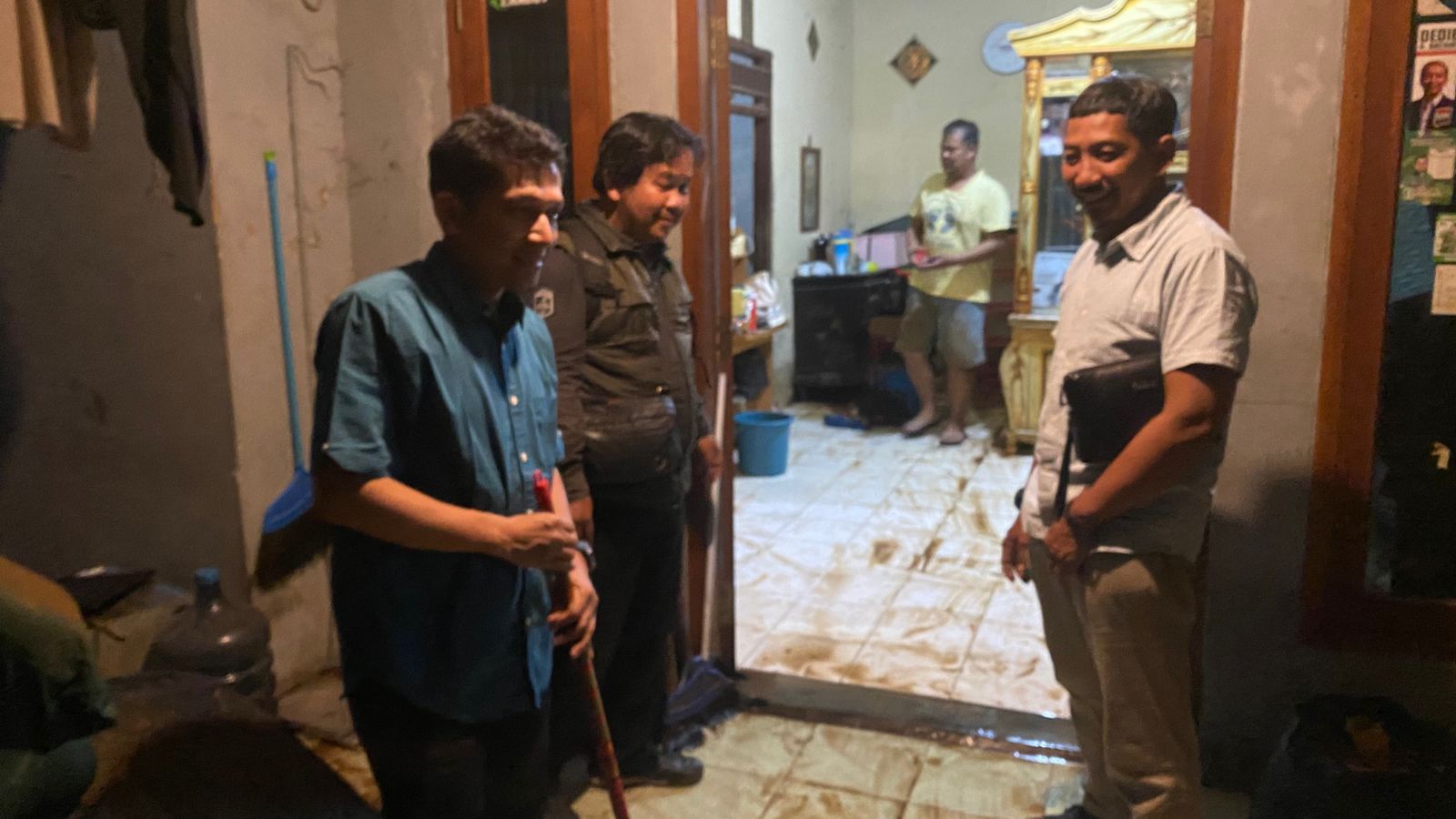 Wakil Ketua DPRD Kota Bogor, Zaenal Abidin saat turun langsung ke rumah warga yang terdampak banjir di Tanah Baru, Foto/Istimewa