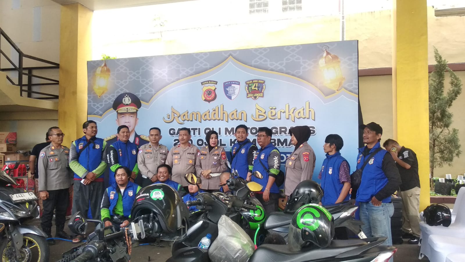 Polresta Bogor Kota membagikan Oli gratis dan Pemeriksaan Ram Chek kepada ratusan Ojol, Foto/ Maya Melania