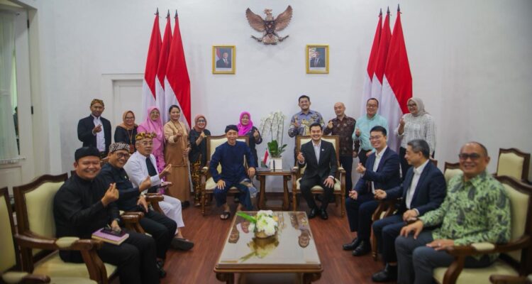 Wali Kota Bogor, Dedie A. Rachim, menerima kunjungan Danantara bersama Badan Usaha Pelaksana Proyek (BUPP) terpilih dalam agenda Project Overview Pengolahan Sampah menjadi Energi Listrik (PSEL) Bogor Raya., Foto/Diskominfo Kota Bogor