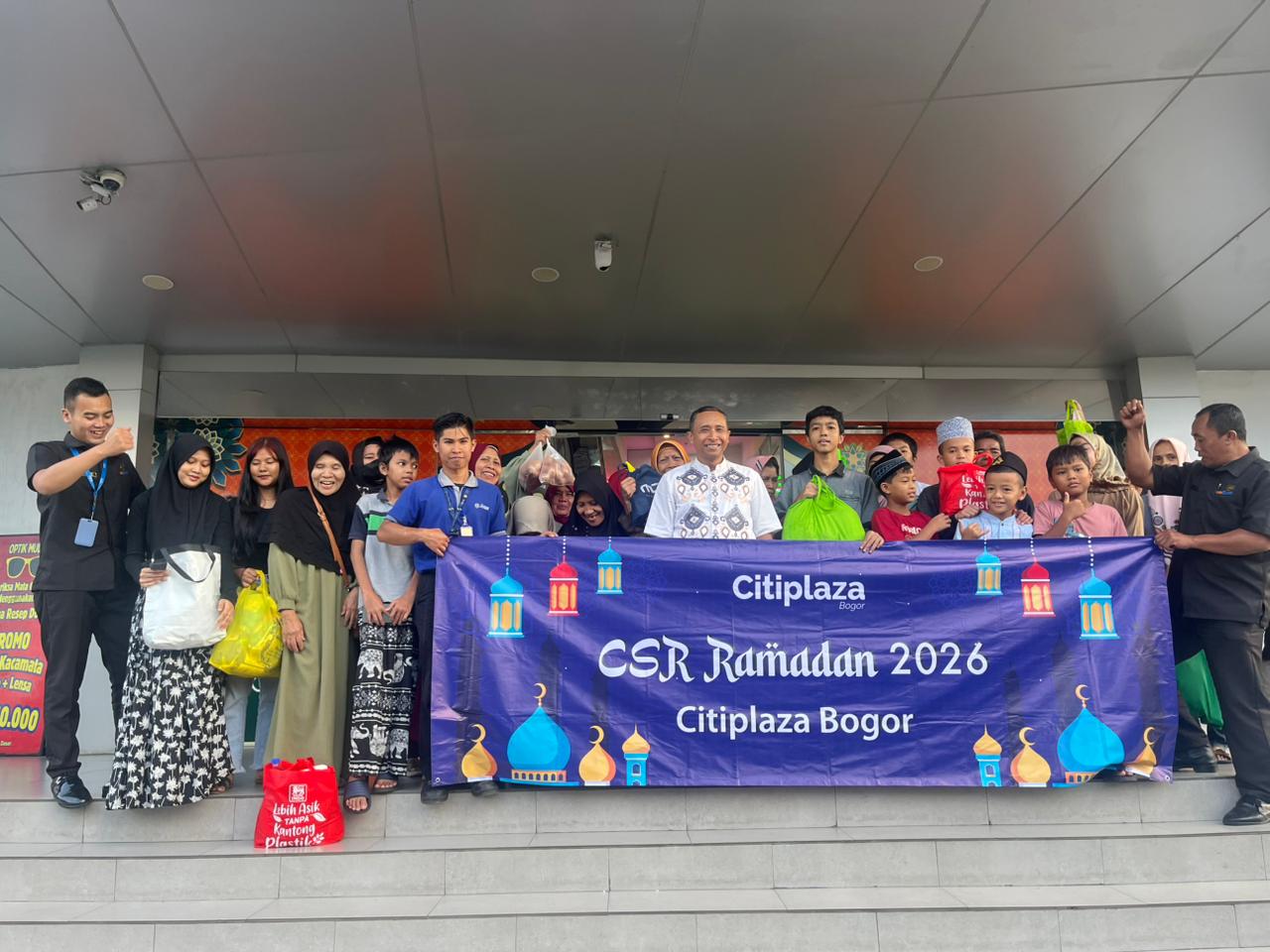 Citiplaza Bogor memberikan santunan kepada anak yatim yang ada disekitar, Foto/Adi Wirman