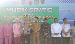 Kapolresta Bogor Kombes Pol Rio Wahyu Anggoro saat bersama Wali Kota Bogor dan usur Forkopimda saat melepas rombongan mudik gratis, Foto/Maya Melania