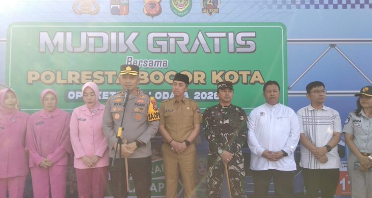 Kapolresta Bogor Kombes Pol Rio Wahyu Anggoro saat bersama Wali Kota Bogor dan usur Forkopimda saat melepas rombongan mudik gratis, Foto/Maya Melania