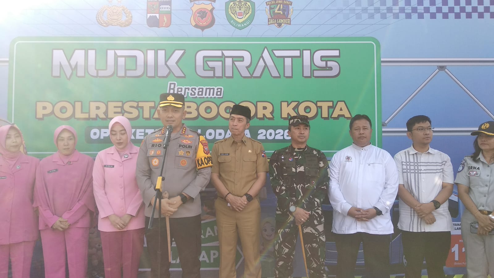 Kapolresta Bogor Kombes Pol Rio Wahyu Anggoro saat bersama Wali Kota Bogor dan usur Forkopimda saat melepas rombongan mudik gratis, Foto/Maya Melania Kapolresta Bogor Kombes Pol Rio Wahyu Anggoro saat bersama Wali Kota Bogor dan usur Forkopimda saat melepas rombongan mudik gratis, Foto/Maya Melania