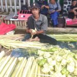 Salah satu pedagang ketupat di Pasar Ayar Bogor, Foto/Maya Melania