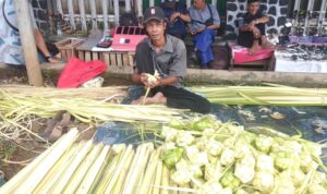 Salah satu pedagang ketupat di Pasar Ayar Bogor, Foto/Maya Melania