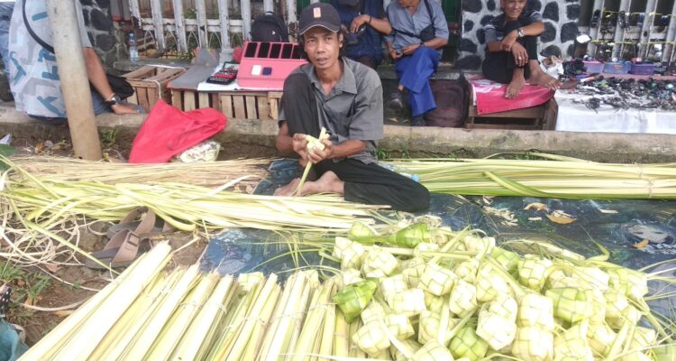 Salah satu pedagang ketupat di Pasar Ayar Bogor, Foto/Maya Melania