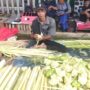 Salah satu pedagang ketupat di Pasar Ayar Bogor, Foto/Maya Melania