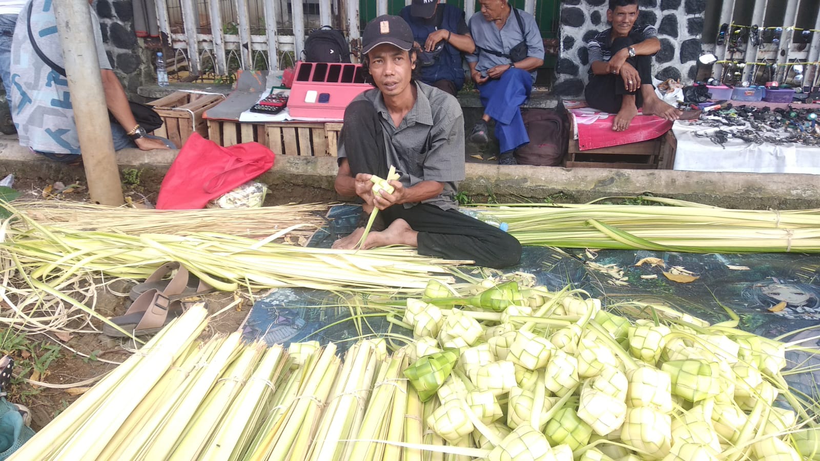 Salah satu pedagang ketupat di Pasar Ayar Bogor, Foto/Maya Melania
