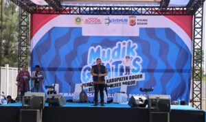 Bupati Bogor, Rudy Susmanto saat melepas pemudik dalam program Mudik Gratis, Foto/Diskominfo Kabupaten Bogor